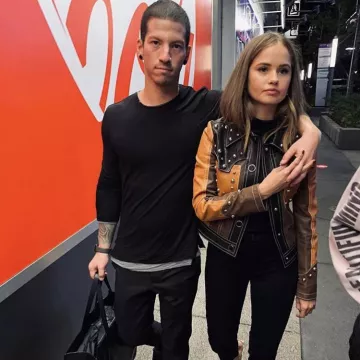 Debby Ryan est cloutée en cuir perfecto Balmain comme on le voit sur Joshua Dun Instagram compte