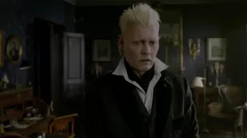 La camisa blanca de Gellert Grindelwald (Johnny Depp) como se ve en Animales fantásticos: Los crímenes de Grindelwald