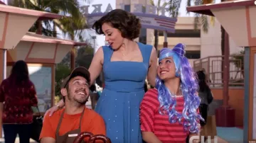 Rebecca Bunch (Rachel Bloom) robe bleue comme on le voit dans Crazy Ex-Girlfriend (S01E01)