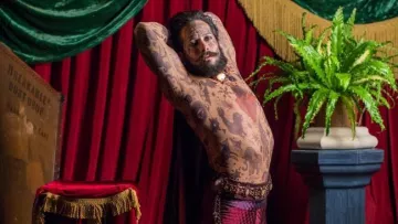 Tatuajes temporales del príncipe Constantine (Shannon Holtzapffel) como se ve en The Greatest Showman