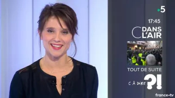 The black shirt of Melanie Taravant in C to tell the 19/11/2018