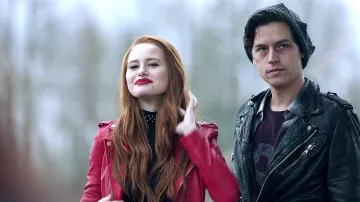 Le blouson rouge des South Side Serpents de Cheryl Blossom (Madelaine Petsch) dans Riverdale S02E22