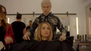 La chemise imprimée All Saints portée par Mr. Gallant (Evan Peters) dans American Horror Story S08E10