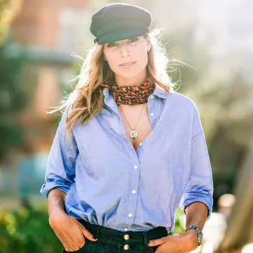 The blue shirt of Laury Thilleman on the account instagram @laurythilleman