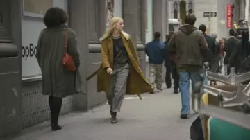 Botas marrones usadas por Annie Landsberg (Emma Stone) como se ve en Maniac S01E01