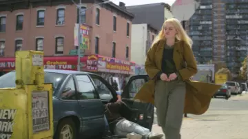 Pantalones a cuadros grises usados por Annie Landsberg (Emma Stone) como se ve en Maniac S01E01