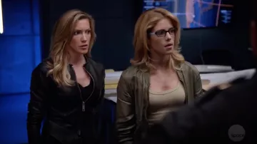 La camiseta sin mangas beige Urban Outfitters usada por Felicity Smoak (Emily Bett Rickards) en Arrow S07E06