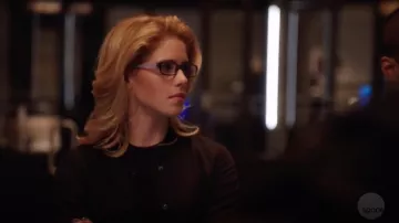 Le blouson bomber noir Wilfred porté par Felicity Smoak (Emily Bett Rickards) dans Arrow S07E06