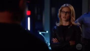 La chaqueta motera azul Veda Dalí usada por Felicity Smoak (Emily Bett Rickards) en Arrow S07E06
