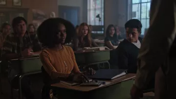 Topshop jeans con rayas amarillas bordadas con flores usadas por Josie McCoy (Ashleigh Murray) en Riverdale S03E06