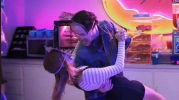 Veronica est pinafore jupe (Grâce Victoria Cox) dans les Bruyères S1E7