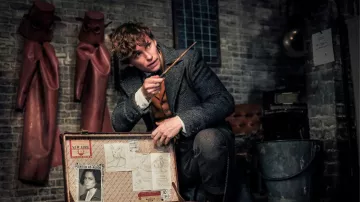 The replica of the coat of Newt Scamander (Eddie Redmayne) in The fantastic Animals : The Crimes of Grindelwald