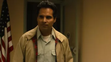 La chaqueta Harrington que lleva Enrique 'Kiki' Camarena (Michael Peña) en Narcos: México S01E01