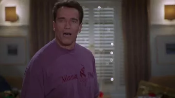 The t-shirt purple of the Olympic Games of Atlanta in 1996 worn by Howard Langston (Arnold Schwarzenegger) in The Race to the toy