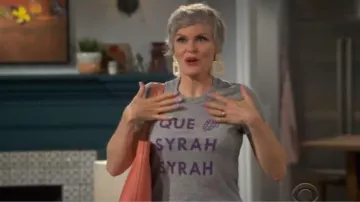 "Que Syrah Syrah" t-shirt worn by Bonnie (Stephnie Weir) as seen in Happy Together S01E08