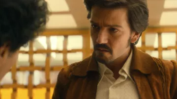 El chaleco marrón que lleva Miguel Ángel Félix Gallardo (Diego Luna) en Narcos: México S01E01
