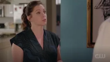 Trouvé Torsion Avant Noeud Haut porté par Rebecca Tas (Rachel Bloom) comme on le voit dans Crazy Ex-petite Amie S04E06