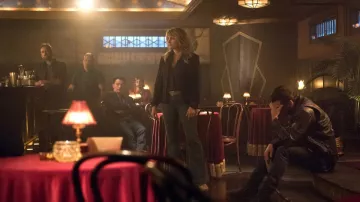 The jean flared Alice + Olivia worn by Alice Cooper (Mädchen Amick) in Riverdale S03E06
