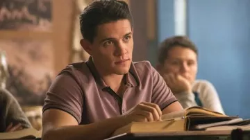 Le polo rose Ted Baker porté par Kevin Keller (Casey Cott) dans Riverdale S03E06