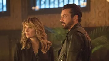 El collar colgante de cuerno turquesa Peggy Li usado por Alice Cooper (Mädchen Amick) en Riverdale S03E06