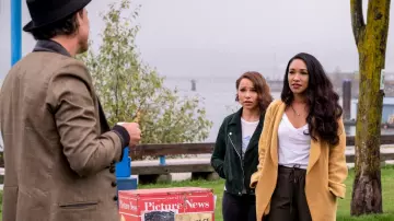 Le manteau gilet jaune Wilfred porté par Iris West (Candice Patton) dans Flash S05E06