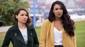 La chaqueta de ante verde BLANKNYC usada por Nora West-Allen (Jessica Parker Kennedy) en Flash S05E06