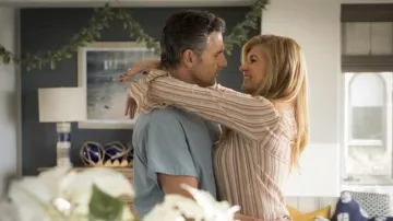 See By Chloé Rayée à Volants Chemisier porté par Debra Newell (Connie Britton) comme on le voit dans de Sales Jean-S01E01