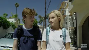 n:la Philanthropie Harlow Chien Maman t-shirt Blanc porté par Terra Newell (Julia Garner) comme on le voit dans de Sales Jean-S01E01