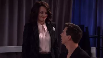 Alexander McQueen Blazer de mezcla de lana a rayas usado por Karen Walker (Megan Mullally) como se ve en Will & Grace S10E06