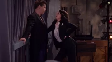 Alexander McQueen Pantalones acampanados con mezcla de lana a rayas recortados usados por Karen Walker (Megan Mullally) como se ve en Will & Grace S10E06