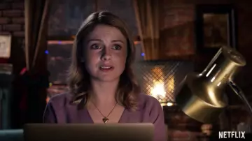 Le pendentif en or en forme de cœur porté par Amber (Rose McIver) dans A Christmas Prince: The Royal Wedding