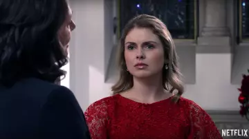 La robe en dentelles rouge portée par Amber (Rose McIver) dans A Christmas Prince: The Royal Wedding