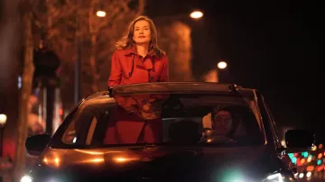 The cloak trench coat in red worn by Isabelle Huppert in Ten Percent S03E04