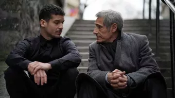 El abrigo gris usado por Gérard Lanvin en Dix Pour Cent S03E03