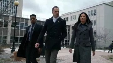 En laine Gris Manteau porté par le Dr Joan Watson (Lucy Liu) comme on le voit dans le Primaire S06E17