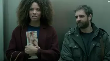 The coat bordeaux to Sofia Leprince (Stéfi Celma) in Ten Percent S03E03