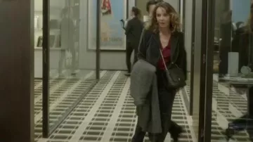 Los pantalones de traje de terciopelo de Catherine Barneville (Philippine Leroy-Beaulieu) en Dix Pour Cent S03E04