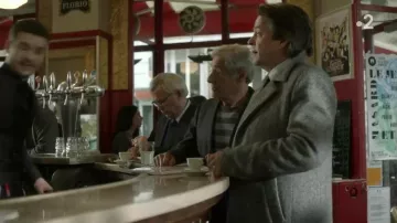 La capa de espiga de Mathias Barneville (Thibault de Montalembert) en Dix Pour Cent S03E03