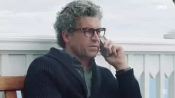 Le gilet bleu marine à col châle porté par Harry Quebert (Patrick Dempsey) dans La Vérité sur l'affaire Harry Quebert S01E01