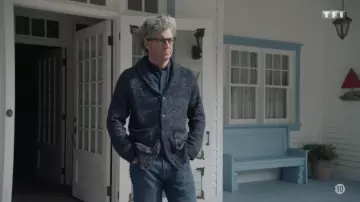 Le gilet gris à col châle porté par Harry Quebert (Patrick Dempsey) dans La Vérité sur l'affaire Harry Quebert S01E01