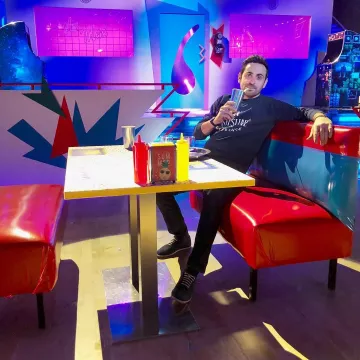 Le sweatshirt bleu Maison Kitsuné porté par Camille Combal sur son compte Instagram @camillecombal