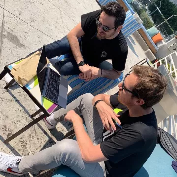 La camiseta negra de Karl Lagarfeld que lució Camille Combal en su cuenta de Instagram @camillecombal