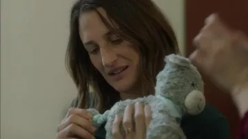 Le petit âne musical en peluche Kaloo de Andréa Martel (Camille Cottin) dans Dix Pour Cent S03E03