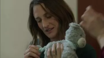 The donkey musical plush Kaloo of Andrea Martel (Camille Cottin) in Ten Percent S03E03