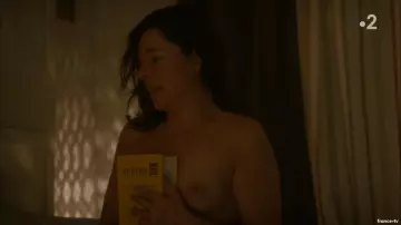 The book of the Yi King by Noémie Leclerc (Laure Calamy) in Ten Percent S03E04