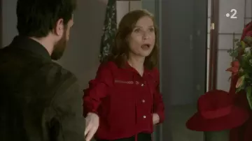 Le chapeau rouge de Isabelle Huppert dans Dix Pour Cent S03E04