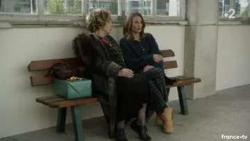 Les boots UGG Mini Bailey Bow II de Andréa Martel (Camille Cottin) dans Dix Pour Cent S03E04