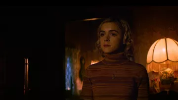 The striped top with short sleeves of Sabrina Spellman (Kiernan Shipka) in The New Adventures of Sabrina S0104