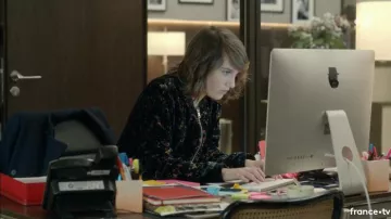 La chaqueta bomber de terciopelo de Camille Valentini (Fanny Sidney) en Dix Pour Cent S03E03