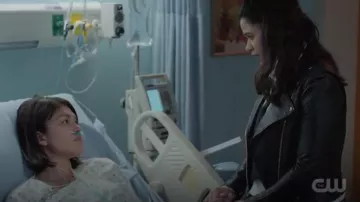 La chaqueta de cuero de motero Current/Elliott usada por Mel Vera (Melonie Diaz) en Charmed S01E05